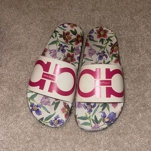 Woman Feragamo slides!